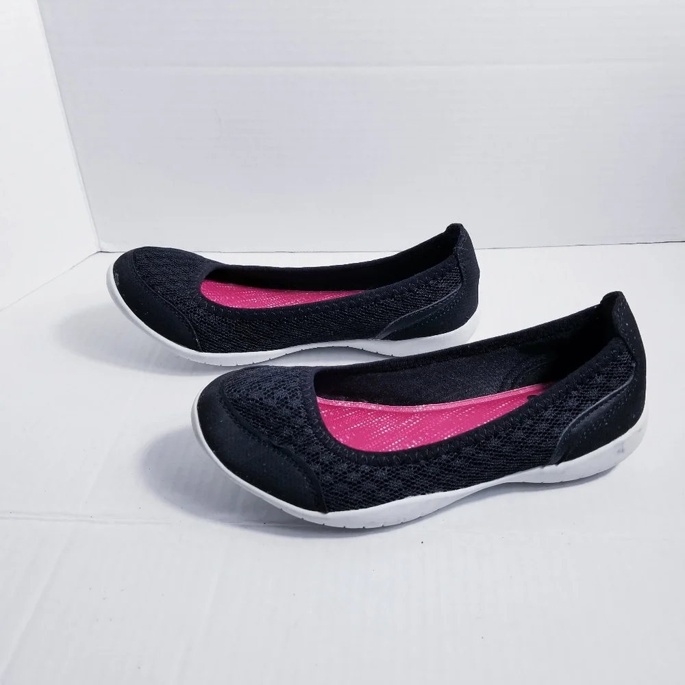 ATHLETIC WORKS SLIP ON BLACK AND WHITE SHOES SIZE 6.5